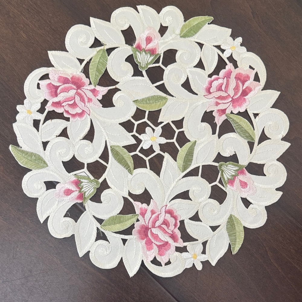 NEW 11” round Floral Embroidered Lace Doily roses, daisies, beautiful, elegant 🩷